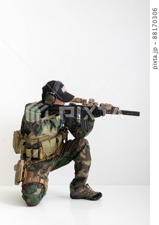 銃を構える男性　Warrior	 88170306