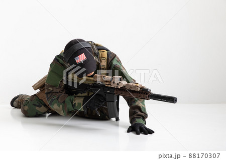 銃を構える男性　Warrior	 88170307