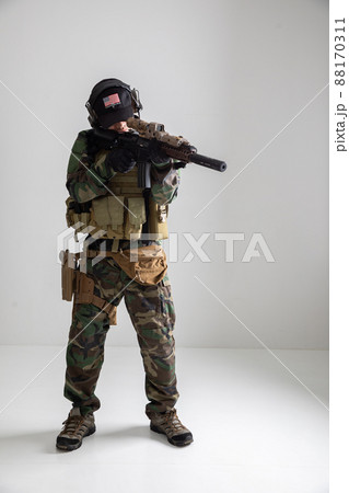 銃を構える男性 Warrior 銃を構える男性 Warrior 88170311