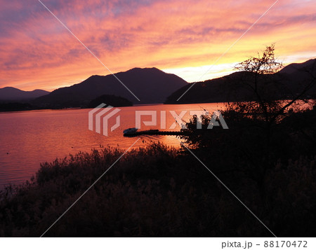 晩秋の河口湖の夕焼け 88170472