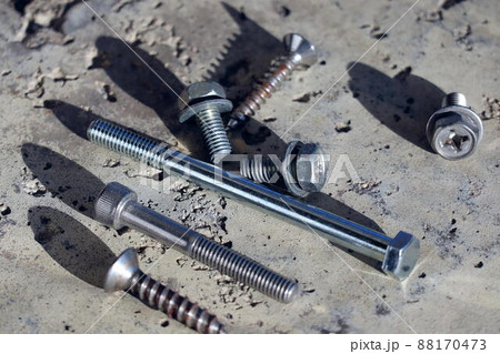 様々な形のボルト 88170473