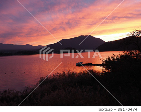 晩秋の河口湖の夕焼け 88170474
