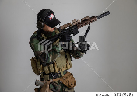銃を構える男性 war 銃を構える男性 war 88170995
