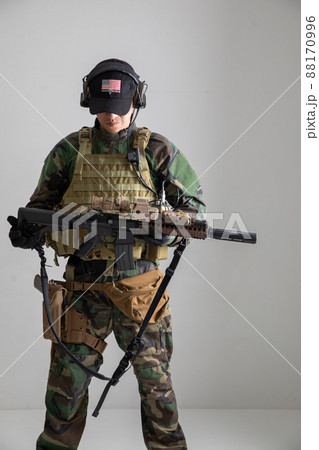 銃を構える男性　war 88170996