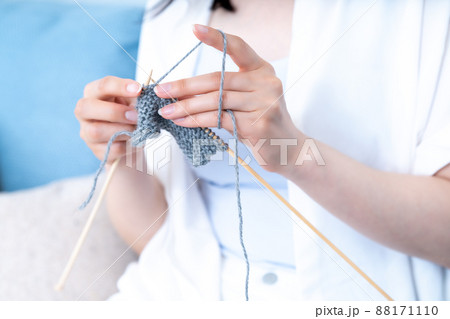 編み物をする女性の手元【パーツカット】 88171110