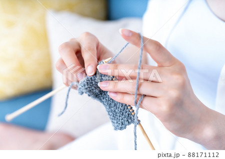 編み物をする女性の手元【パーツカット】 編み物をする女性の手元【パーツカット】 88171112