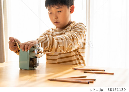 子供 色鉛筆 削り器 子供 色鉛筆 削り器 88171129