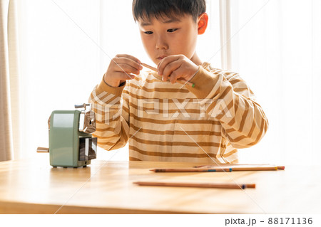子供　色鉛筆　削り器 88171136