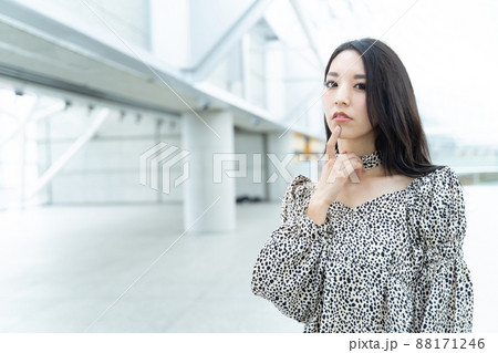 考える女性 88171246