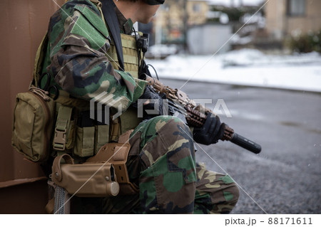 銃を構える軍人　soldier	 88171611