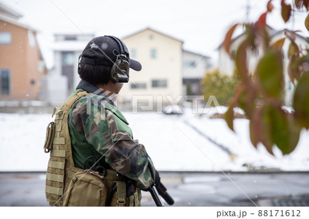 銃を構える軍人　soldier	 88171612
