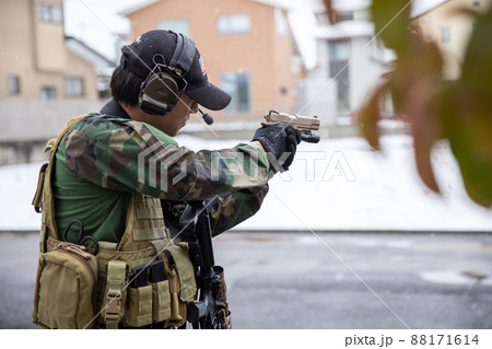 銃を持って狙いを定める軍人 soldier 銃を持って狙いを定める軍人 soldier 88171614