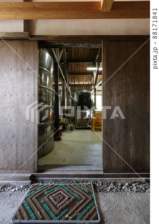 沖縄　名護　津嘉山酒造所 88171841