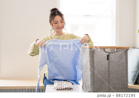 洗濯後の衣類を畳む女性 洗濯後の衣類を畳む女性 88172195
