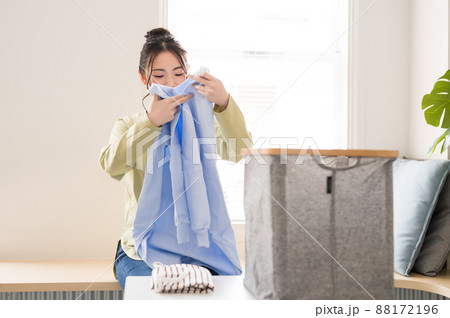 洗濯後の衣類を畳む女性 洗濯後の衣類を畳む女性 88172196