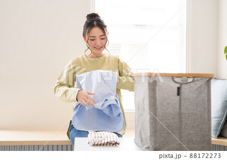 洗濯後の衣類を畳む女性 洗濯後の衣類を畳む女性 88172273