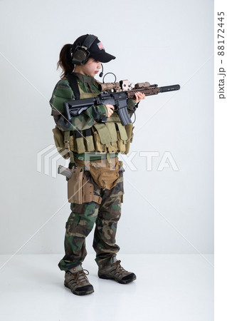 銃を構える女性兵士 Female soldier 銃を構える女性兵士 Female soldier 88172445