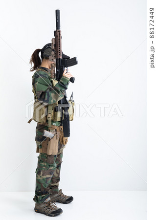 銃を構える女性兵士　Female soldier 88172449