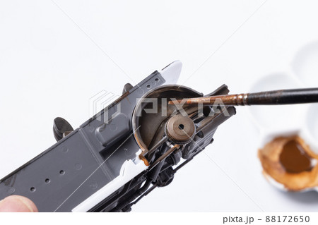 いすゞ117クーペの模型を塗装しているところ 88172650