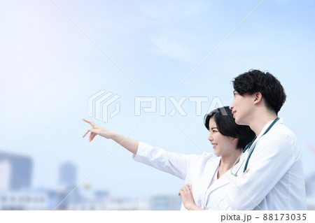 未来を指さす男女のドクターイメージ 88173035