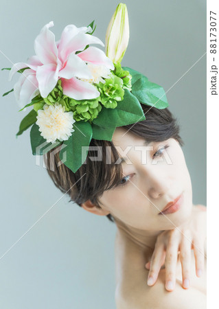 花冠をつけた女性　美容イメージ 88173077