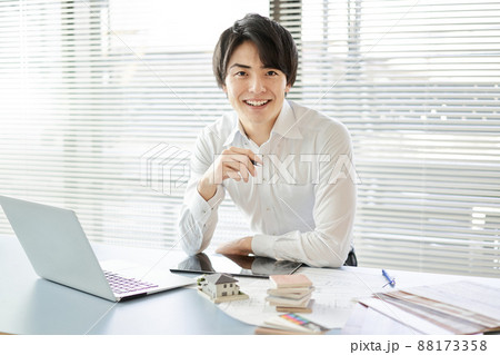 設計事務所で立つアジア人男性建築士 88173358