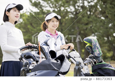 女性ゴルフラウンドイメージ 88173363