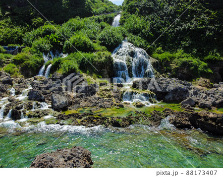 海側から見た沖縄県南部の滝の一つの八重瀬町にある観光スポットの