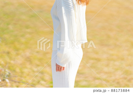 冬コーデ女性　ニット 88173884