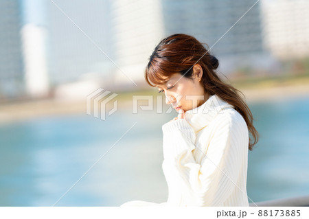 考える女性 88173885