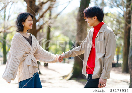 カップル　デート 88173952