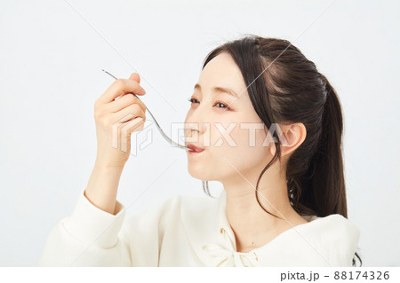 スプーンで食事をする女性 スプーンで食事をする女性 88174326