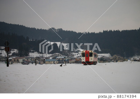 雪の中を走る由利高原鉄道 88174394