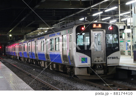 夜の仙石東北ライン仙台駅 HB-E210系 88174410