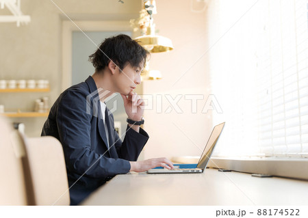 働く人 20代 30代男性 働く人 20代 30代男性 88174522
