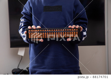 そろばんを弾く手元 homework そろばんを弾く手元 homework 88174701