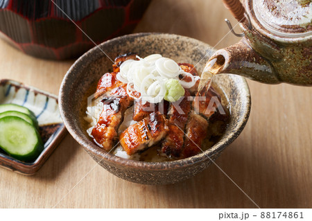 ひつまぶしに出汁をかける 88174861