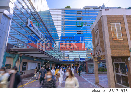 日本の横浜都市景観 BA.2多重感染爆発…賑わう横浜駅前…。韓国は38万人超のなぜ=3月14日 日本の横浜都市景観 BA.2多重感染爆発…賑わう横浜駅前…。韓国は38万人超のなぜ=3月14日 88174953