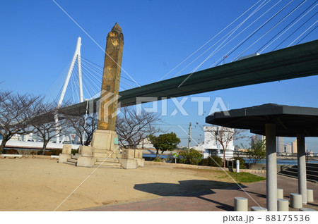 「明治天皇観艦之所碑(手前)」･「天保山大橋(奥)」（天保山公園／大阪府大阪市港区築港） 88175536
