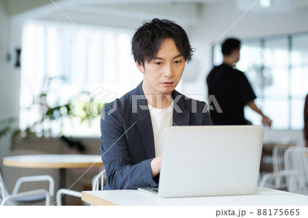 ビジネスマン　30代男性 88175665