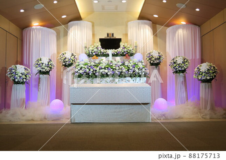お洒落な花祭壇 88175713