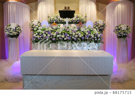 ダリアが入ったお洒落な花祭壇 ダリアが入ったお洒落な花祭壇 88175715