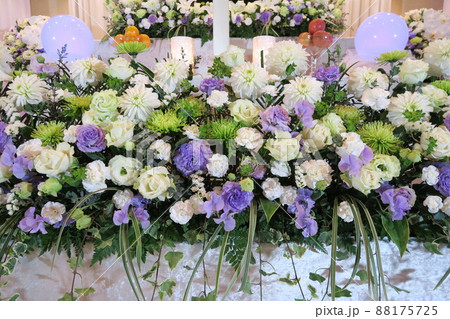 ダリアが入ったお洒落な花祭壇 88175725