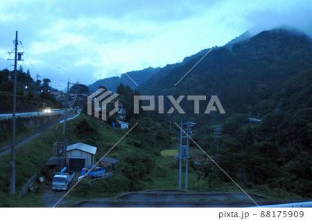 夜明けの国道19号、上松町 88175909