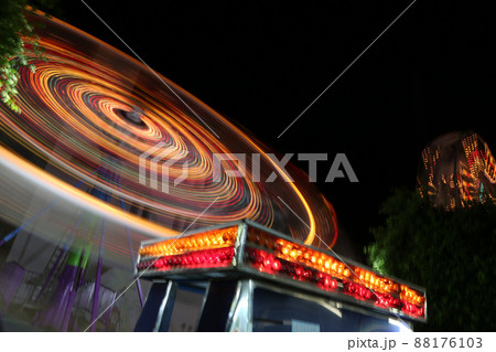 Round ferris wheel spins fast at black night 88176103