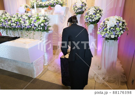 開式の準備をするセレモニーレディー 開式の準備をするセレモニーレディー 88176398