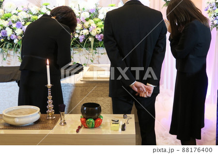 故人と対面をする親族 故人と対面をする親族 88176400