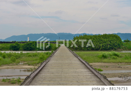 京都木津川「流れ橋」の端に立ち、対岸までを望遠で寄る 京都木津川「流れ橋」の端に立ち、対岸までを望遠で寄る 88176753