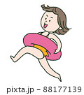 元気にはしゃぐピンクの浮き輪の女の子 88177139