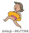 元気にはしゃぐ黄色い浮き輪の女の子 88177368